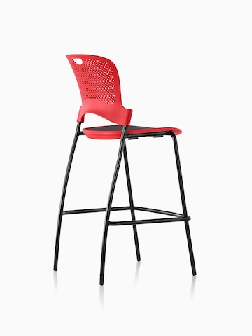 Vista posteriore a tre quarti di uno sgabello impilabile Caper rosso senza braccioli, con sospensione del sedile nera.
