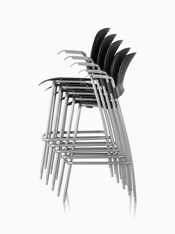 Vista de perfil de cinco sillas altas apilables Caper en negro.