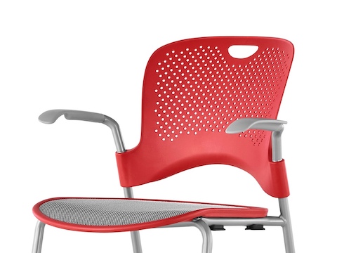 Mitad superior de una silla alta apilable Caper en rojo con asiento de suspensión en gris, vista desde un ángulo de 45 grados.