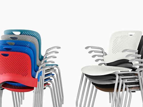 Twee sets Caper stapelstoelen in uiteenlopende kleuren, beide vijf hoog gestapeld.