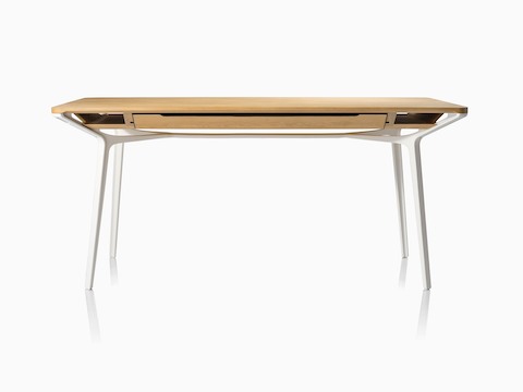 一个长方形的Carafe桌子，带有浅色木材和白色的腿。
