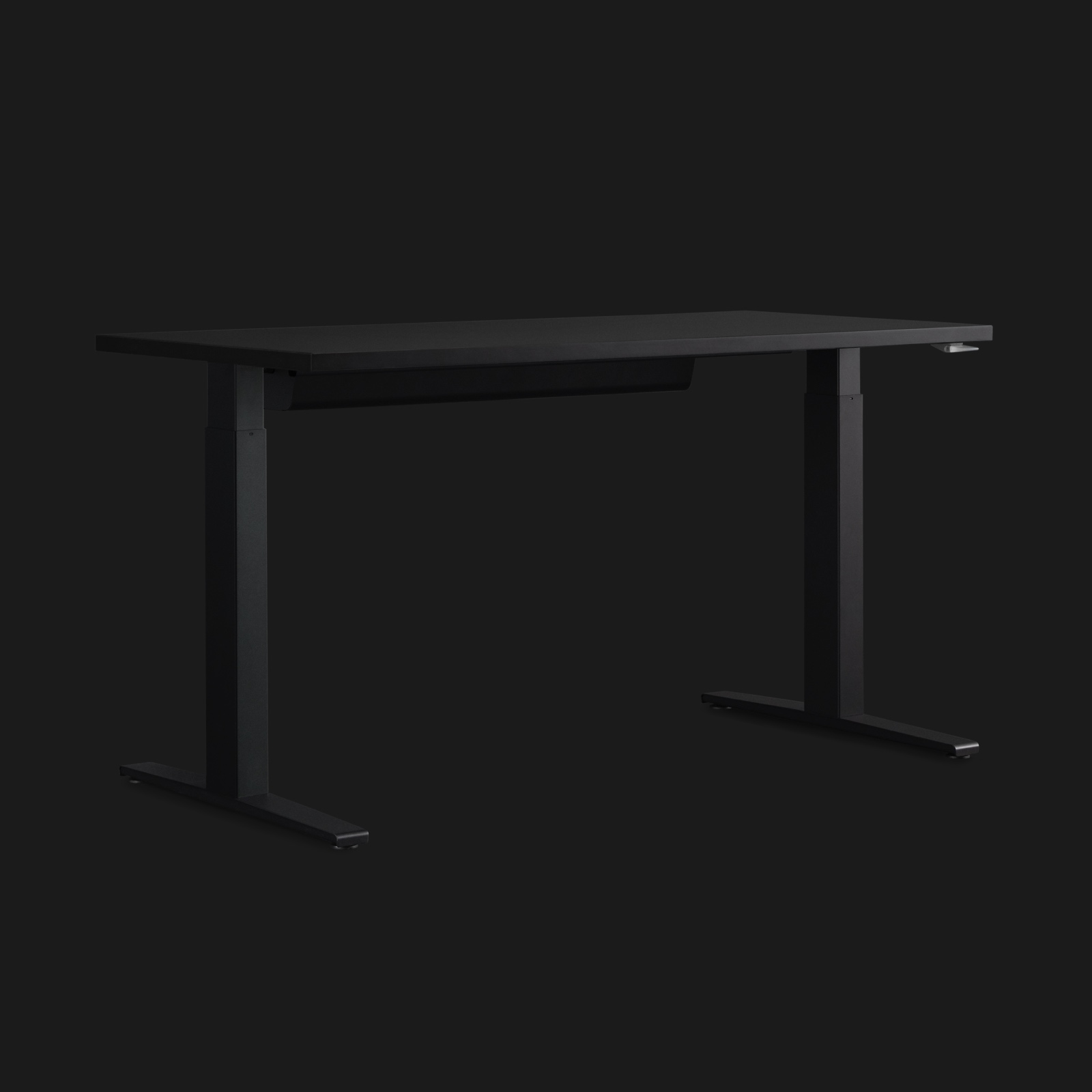 Mesa para games Motia com ajuste de altura em cinza escuro, mostrada em ângulo em um fundo preto um fundo nitidamente iluminado.