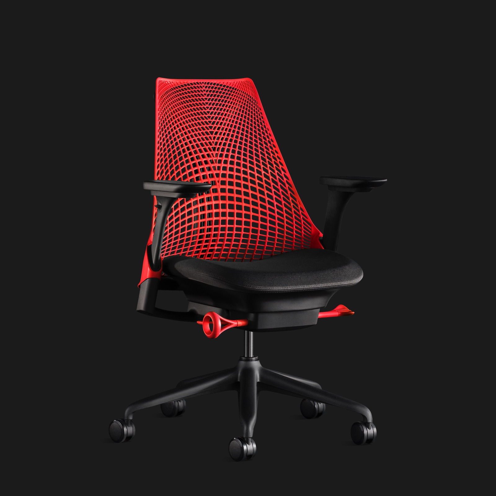 Ein roter Sayl Stuhl, im schrägen Winkel betrachtet, vor schwarzem Hintergrund.