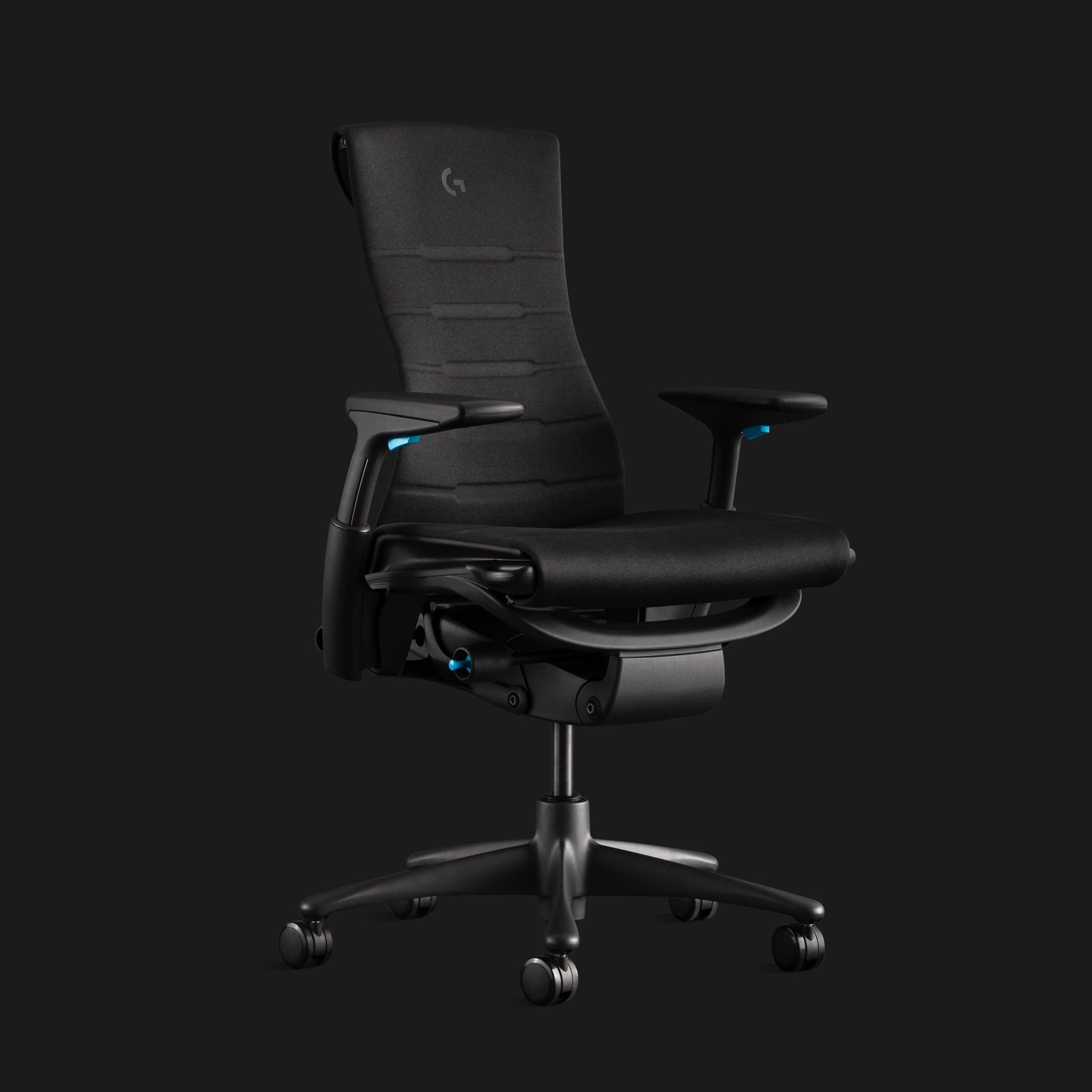청록색 고정물과 양각식 Logitech G 로고가 검은색 배경에 각도를 이루고 보이는 다크 그레이 Embody Gaming Chair.