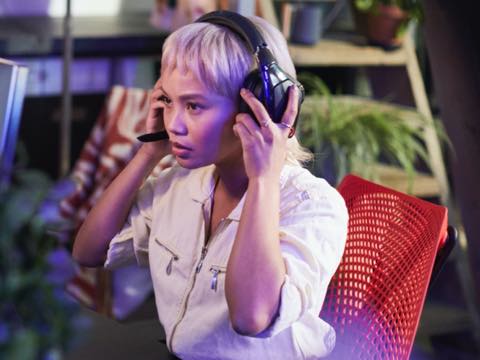 검은색 배경의 측면에서 보이는 Embody Gaming Chair 클로즈업.