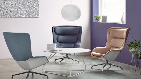 A sitting area featuring Striad Lounge Chairs and a round Polygon Wire Table.