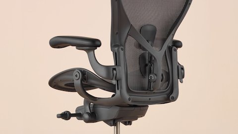 带角度的视图：Aeron座椅的靠背特写。