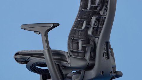 Primer plano del respaldo de una silla Embody, visto desde un ángulo.