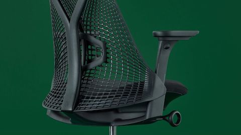 带角度的视图：Sayl座椅的靠背特写。
