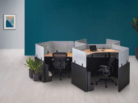 A group of Catena Office Landscape workstations in a honeycomb configuration with black Aeron Chairs.
