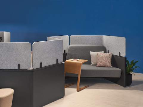 特写镜头：与灰色软垫座椅和灰色屏风融为一体的S型Catena Office Landscape工作站。