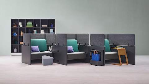 Catena Office Landscape组件构成三个以灰色隐私隔板封闭的小型软垫座椅空间。