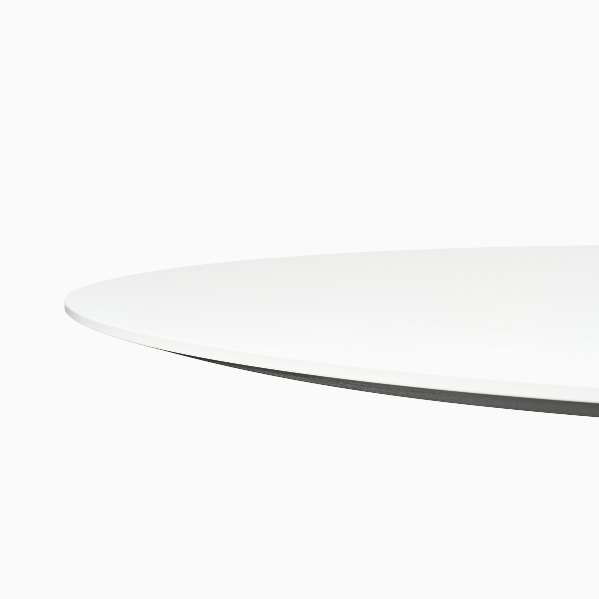 Une table Civic ronde blanche avec un bord de couleur contrastée.