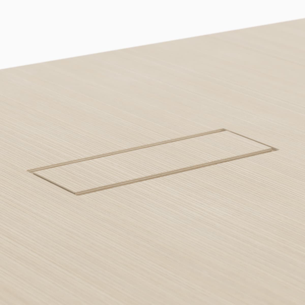 Una vista di dettaglio dell'apertura impallacciata, disponibile con venatura abbinata, che consente il passaggio agevole dei cavi dati e di alimentazione dal pavimento alla superficie del tavolo.