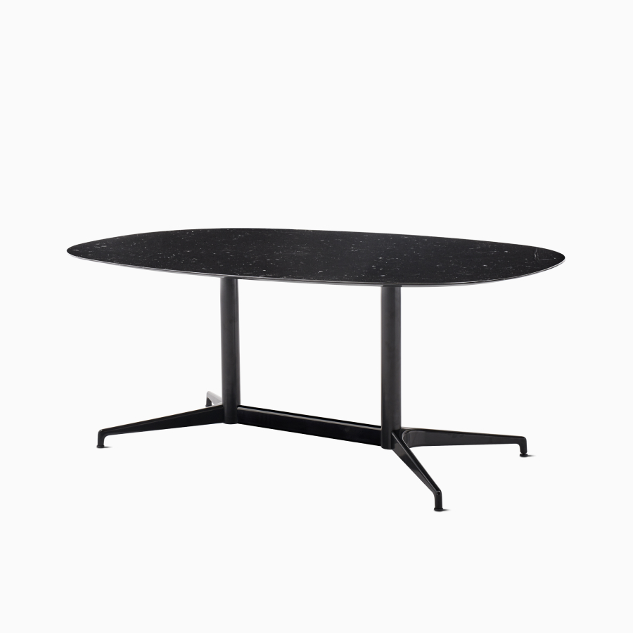 Een ovalen Civic-tafel met een zwart marmeren blad en een zwarte onderstructuur, gezien vanuit een hoek.