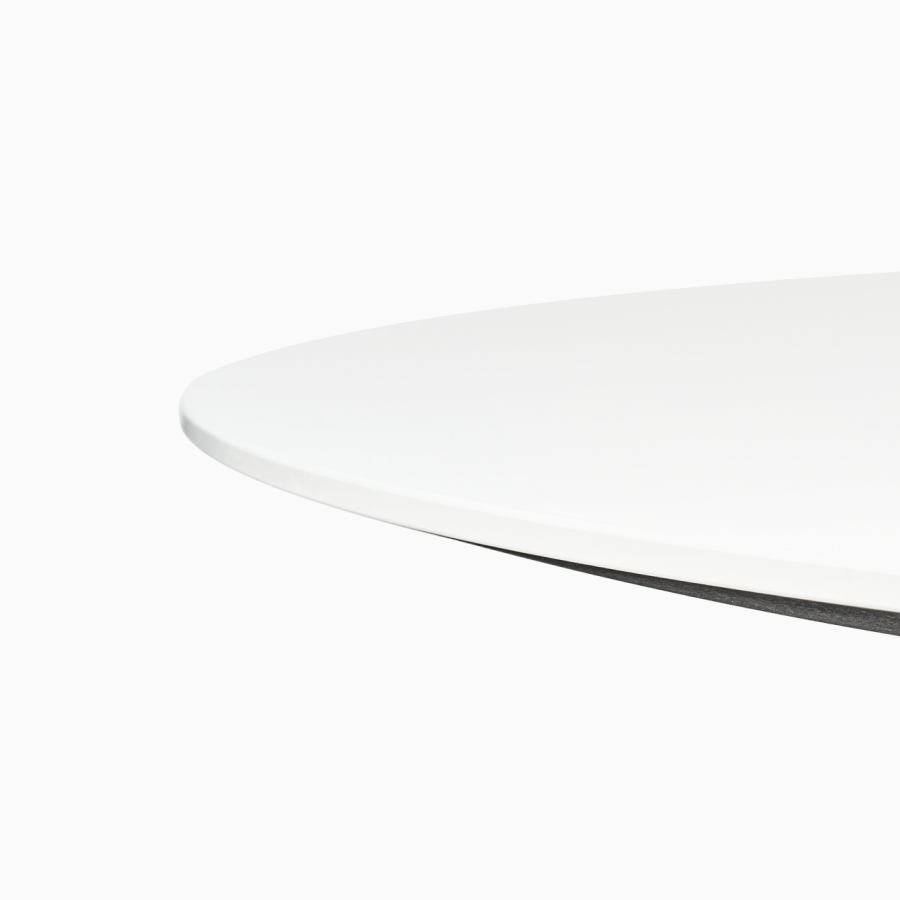 Een ronde witte Civic-tafel met een contrasterende rand.