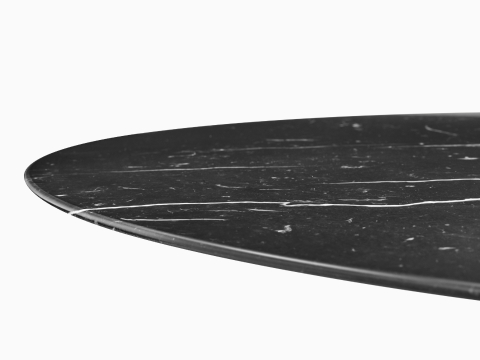 Gros plan du plateau en marbre noir d'une table Civic. Gros plan du plateau en marbre noir d'une table Civic.