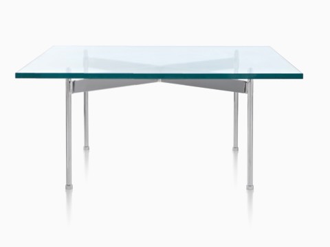 Een rechthoekige Claw-tafel met glazen blad, met de klauwachtige metalen kruisbeugel. Een rechthoekige Claw-tafel met glazen blad, met de klauwachtige metalen kruisbeugel.