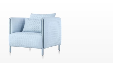 Ein hellblauer ColourForm Lounge Chair, aus einem 45-Grad-Winkel betrachtet.