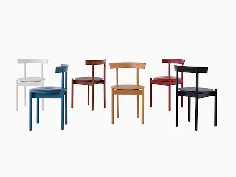 Un conjunto de sillas Comma en acabados de diferente color.