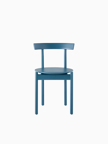 Ein Comma Stuhl in Blau, von vorne betrachtet.