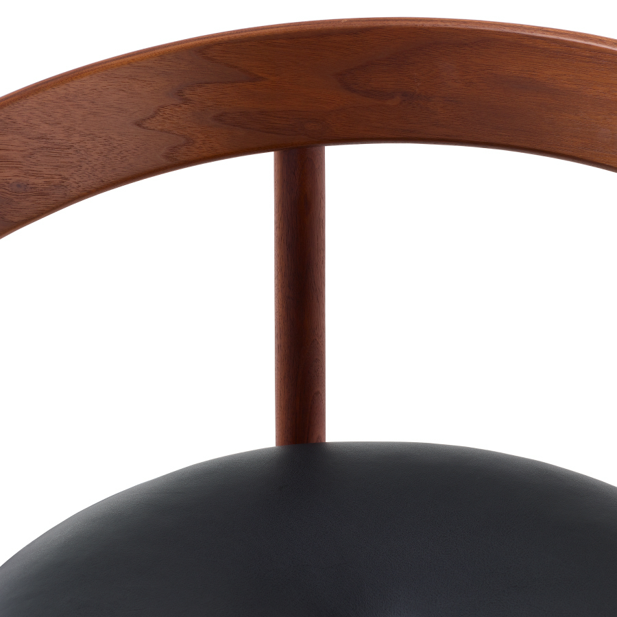 Een close-up detailopname van de beklede zitting en houten rugleuning van een Comma-stoel met armleuningen.