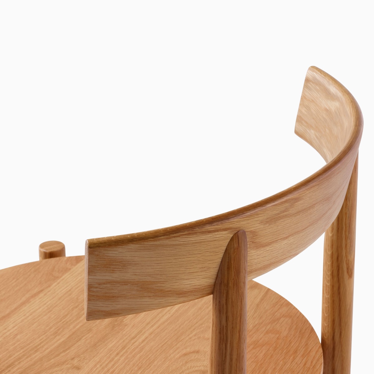 Detailansicht eines Comma Stuhls an der Stelle, wo Rückenlehne und Rahmen zusammentreffen.