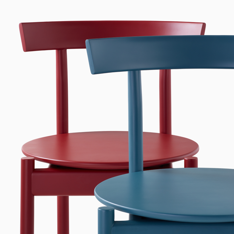 Dettaglio in primo piano di una seduta Comma blu di fronte a una seduta Comma rossa.