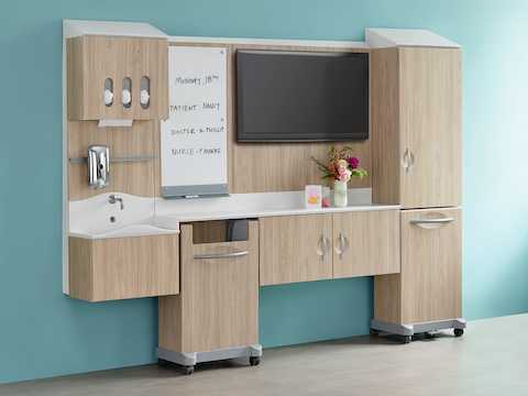 诊疗室环境中带有浅色木质饰面的Compass系统底盘。