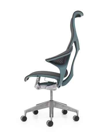 Una vista di profilo di una sedia da scrivania ergonomica con schienale alto Cosm con bracci a lamina.