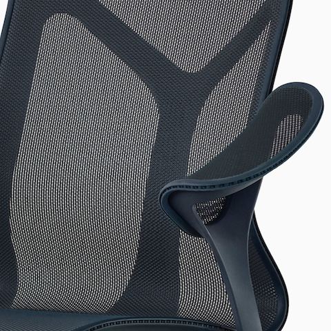 Un primo piano di una sedia Cosm blu navy Nightfall con bracci a foglia. Un primo piano di una sedia Cosm blu navy Nightfall con bracci a foglia.