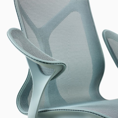 Una silla Cosm en la parte posterior de la espalda con brazos de hojas y material de suspensión y marco azul claro Glacier.