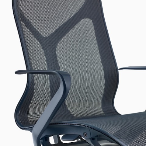 Una silla Cosm con respaldo alto con brazos fijos y un material de suspensión y marco azul oscuro ightightfall.