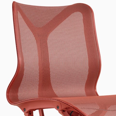 Een low-back Cosm-stoel zonder armen en Canyon rood frame en ophangmateriaal.