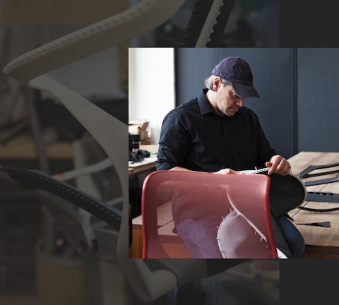 Un membre de Studio 7.5 examine un prototype de matériel de suspension de la chaise Cosm.