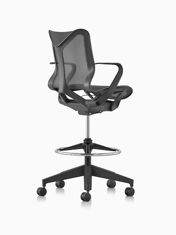 Ein niedriger Rückenlehne Cosm ergonomischer Stuhl in Graphit dunkelgrau, von hinten in einem Winkel betrachtet ..
