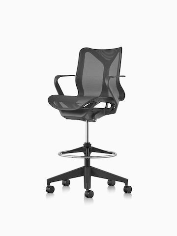 Ein dunkelgrauer Cosm Graphit-Stuhl mit niedriger Rückenlehne. Wählen Sie, um zur Cosm Hocker-Produktseite zu gelangen.