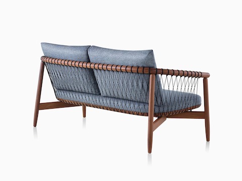 采用灰色软垫和胡桃木框架的深色Crosshatch躺椅。