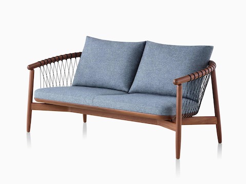 采用灰色软垫和胡桃木框架的深色Crosshatch躺椅。