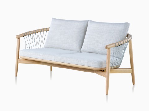 采用灰色软垫和白水曲柳框架的浅色Crosshatch躺椅。