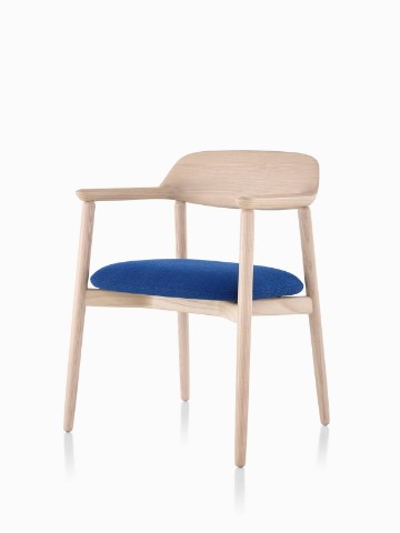 Crosshatch-zijstoel met een lichte afwerking en een blauw zitkussen, bekeken vanuit een hoek van 45 graden.