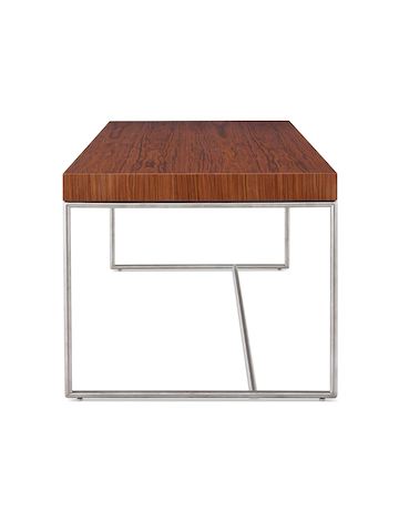 Un escritorio Domino con superficie de madera y base de metal.
