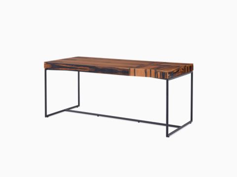 Un escritorio Domino con superficie de madera y base de metal.