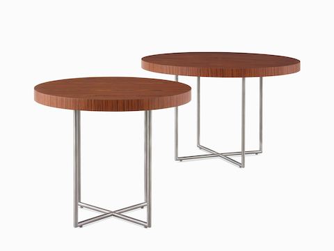 两张搭配木质桌面和金属底座的Domino桌子。