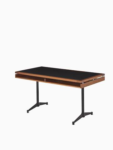 Uma mesa executiva Eames 2500 Series em nogueira com revestimento em couro preto.