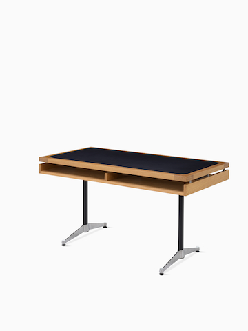Uma mesa executiva Eames 2500 Series em carvalho com revestimento em couro preto.