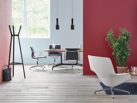Meio-costas pretas Eames Alumínio  Cadeiras de escritório em grupo em uma sala de reuniões.