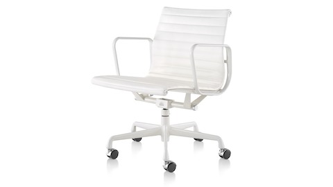 ホワイトレザーEames Aluminum Groupミッドバック管理椅子、5つ星のベースとパウダーコートフレーム。