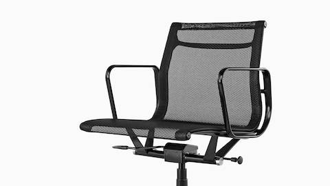 配有Cygnus软垫和黑色框架的Eames Aluminum Group铸铝老板椅。