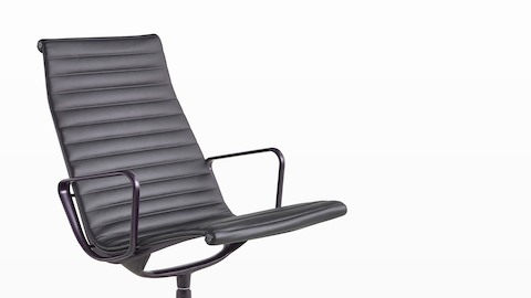 从斜前方观看Eames Aluminum Group休闲椅。